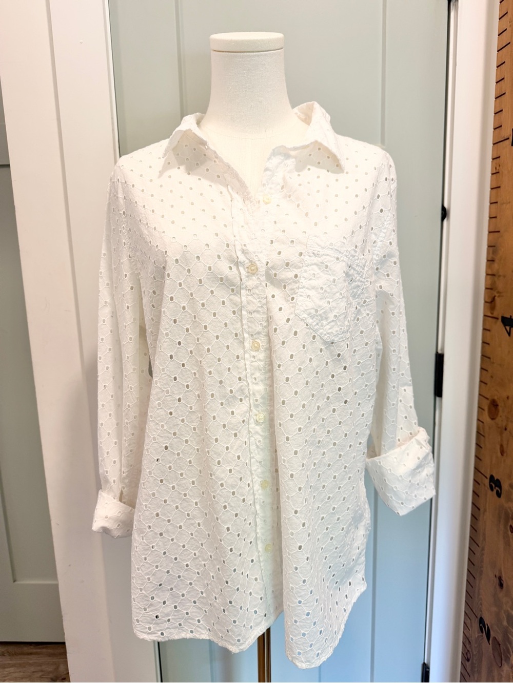GAP Eyelet Button Down Shirt Boyfriend Beach Cover Coastal Grandma Classic Clean